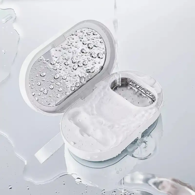 A picture of how contact lenses cleaner works